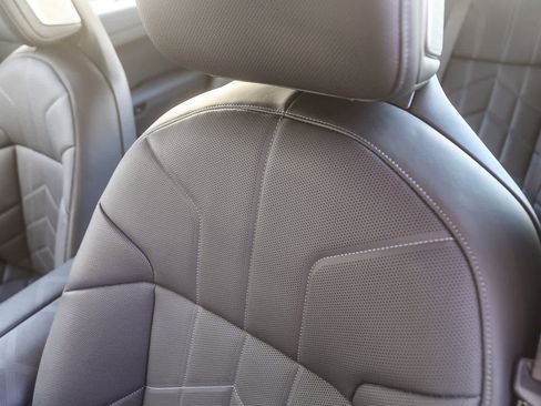 Used 2025 BMW 750e xDrive w/ Premium Package image 21