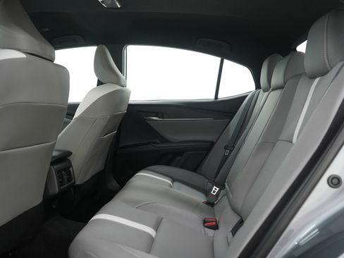 Used 2025 Toyota Camry SE image 16