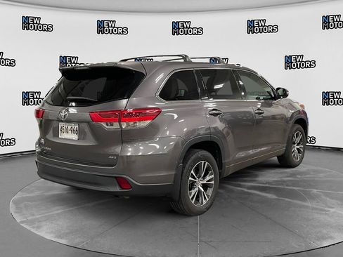 Used 2018 Toyota Highlander LE AWD/4WD image 5
