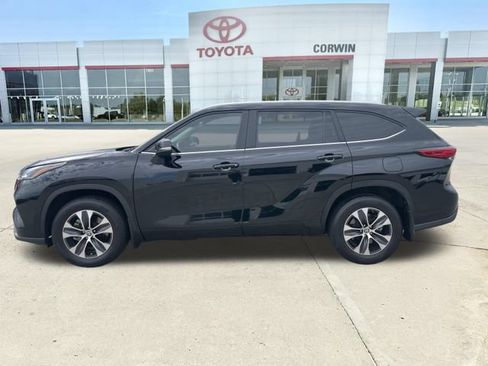 Used 2023 Toyota Highlander XLE AWD/4WD image 2