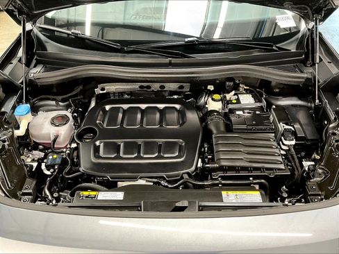 Used 2025 Volkswagen Tiguan SE w/ Panoramic Sunroof Package image 12