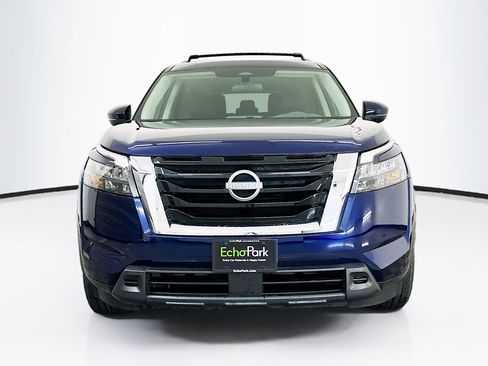 Used 2023 Nissan Pathfinder SV image 2