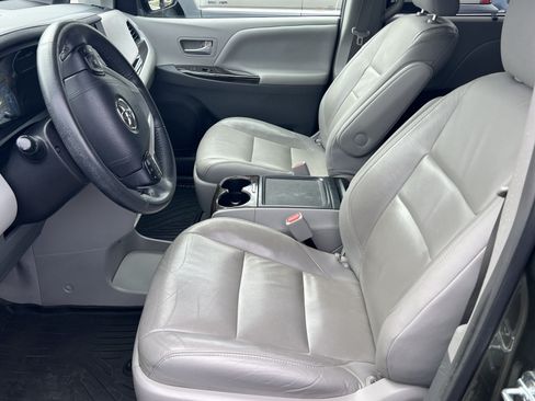 Used 2018 Toyota Sienna XLE FWD image 11