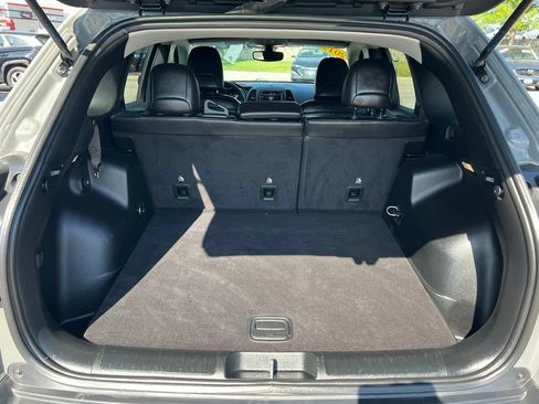 Used 2019 Jeep Cherokee Trailhawk w/ Cold Weather Group AWD/4WD image 26