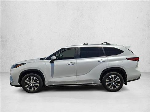 Used 2023 Toyota Highlander XLE AWD/4WD image 10