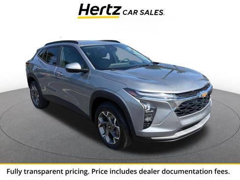 Used 2025 Chevrolet Trax LT FWD image 1