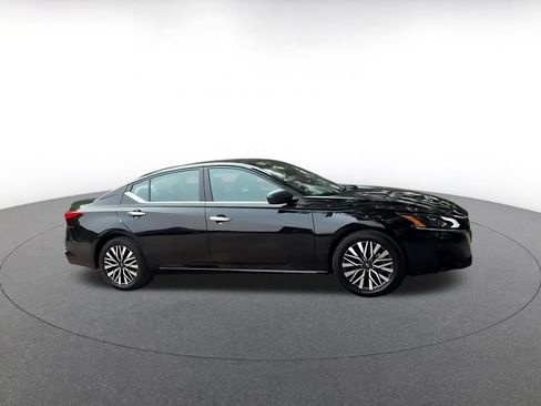 Used 2025 Nissan Altima 2.5 SV FWD image 11