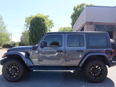 Used 2022 Jeep Wrangler Unlimited Sahara w/ Cold Weather Group image 9