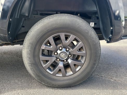 Used 2021 Toyota Tacoma SR5 AWD/4WD image 9