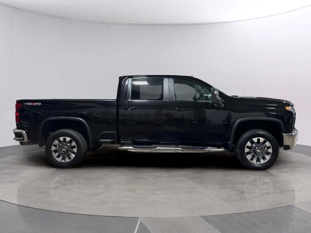 Used 2021 Chevrolet Silverado 2500 LT w/ Convenience Package AWD/4WD image 2