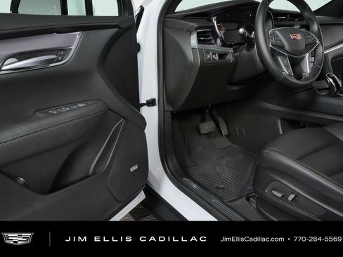 Used 2025 Cadillac XT5 Luxury FWD image 8
