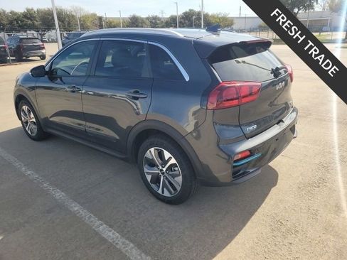 Used 2022 Kia Niro EX image 4