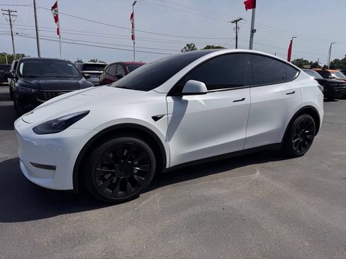 Used 2024 Tesla Model Y Long Range AWD/4WD image 1