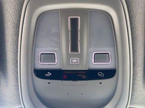 Used 2025 Volvo XC40 B5 Core w/ Climate Package image 19