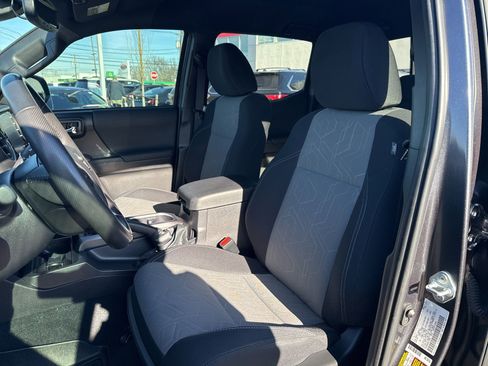 Used 2022 Toyota Tacoma TRD Sport image 13