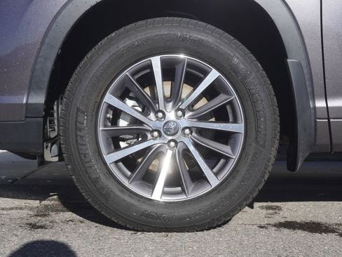 Used 2018 Toyota Highlander XLE image 32