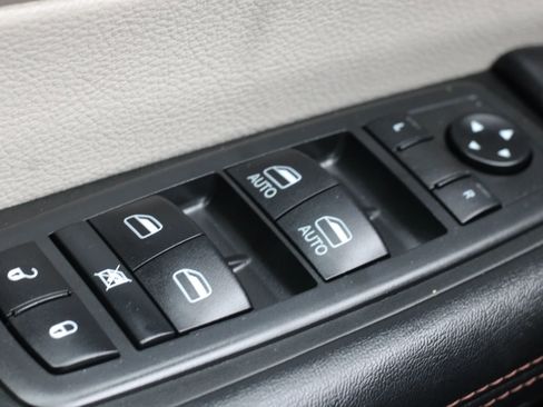 Used 2020 Chrysler Pacifica Touring-L w/ Advanced Safetytec Group FWD image 22