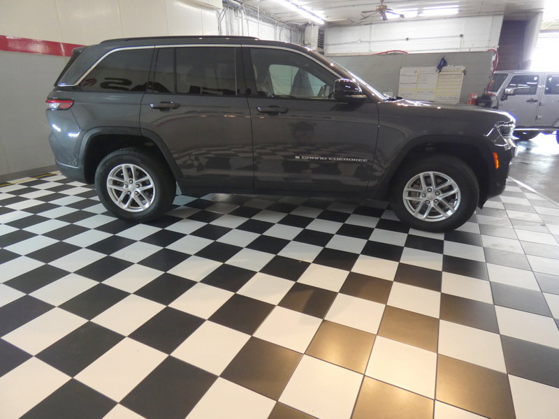 Used 2025 Jeep Grand Cherokee Laredo X AWD/4WD image 5