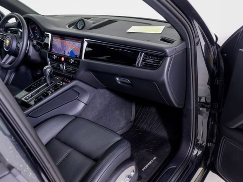 Certified 2026 Porsche Macan AWD/4WD image 11
