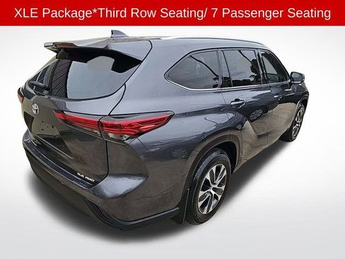 Used 2020 Toyota Highlander XLE image 3