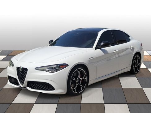 Used 2023 Alfa Romeo Giulia Veloce RWD image 1