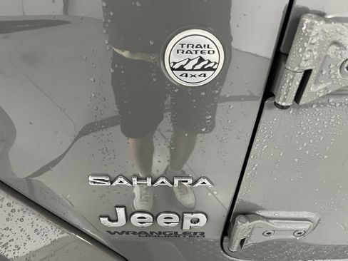 Used 2018 Jeep Wrangler Unlimited Sahara AWD/4WD image 14
