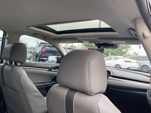 Used 2019 Honda Civic Touring image 21