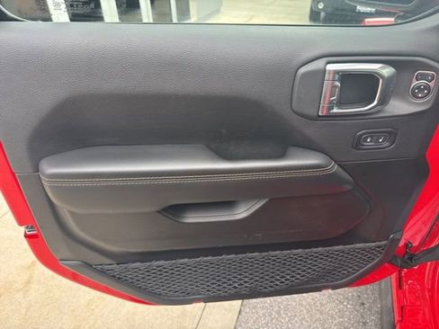 Used 2025 Jeep Wrangler Unlimited Sahara image 10