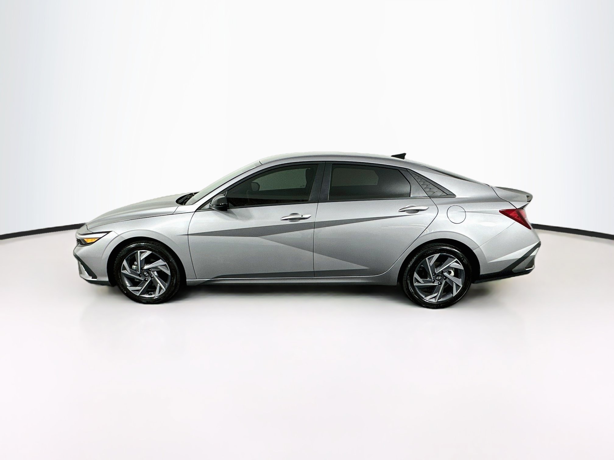 Used 2025 Hyundai Elantra Sport FWD image 4