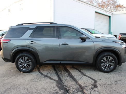 Certified 2022 Nissan Pathfinder SV image 8