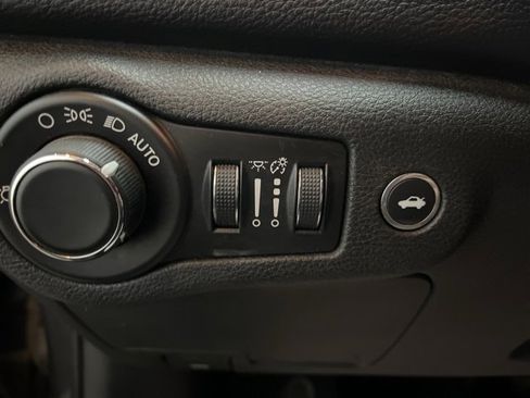 Used 2015 Chrysler 200 Limited w/ Convenience Group image 29