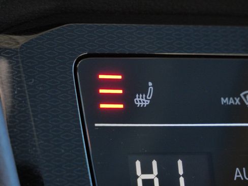 Certified 2025 Volkswagen Taos SE image 31