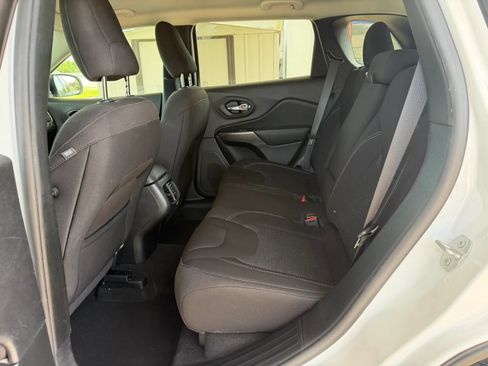 Used 2019 Jeep Cherokee Latitude w/ Popular Appearance Group FWD image 18