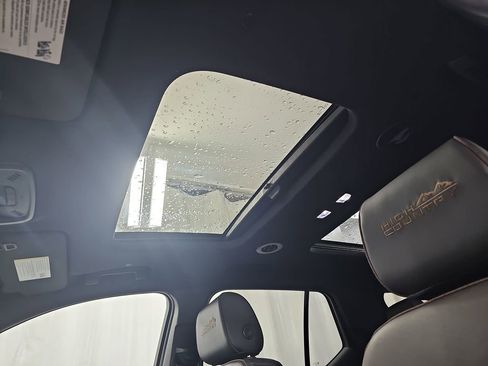 Certified 2023 Chevrolet Traverse High Country AWD/4WD image 36