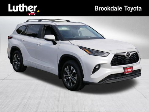 Certified 2025 Toyota Highlander XLE AWD/4WD image 1