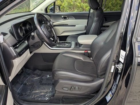 Used 2024 Kia Carnival LX image 22