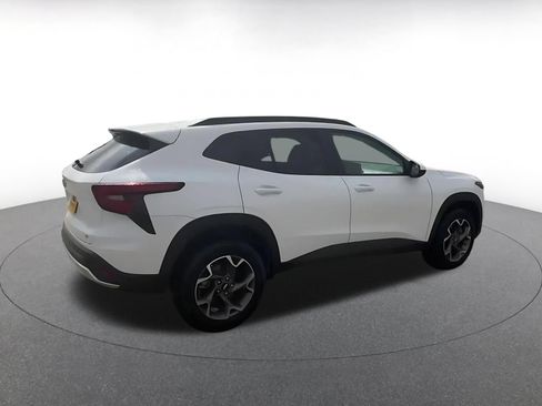 Used 2025 Chevrolet Trax LT FWD image 13