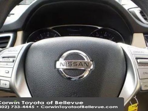 Used 2017 Nissan Rogue SV w/ Midnight Edition image 18