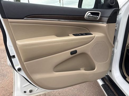 Used 2015 Jeep Grand Cherokee Limited w/ Luxury Group II AWD/4WD image 39