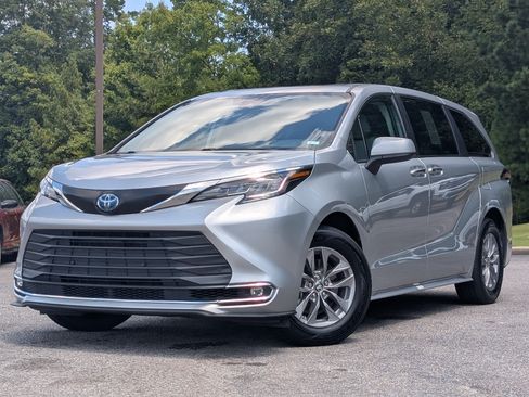 Used 2023 Toyota Sienna XLE FWD image 4