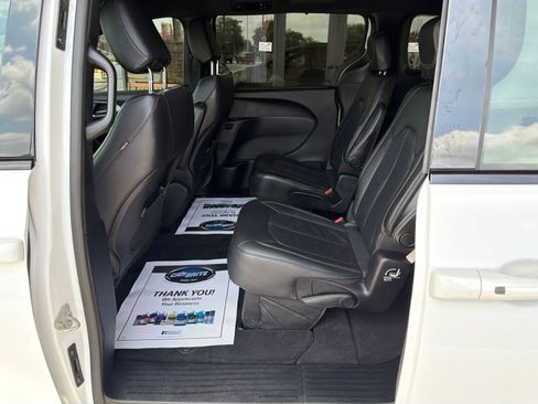 Used 2020 Chrysler Pacifica Touring-L w/ Advanced Safetytec Group AWD/4WD image 2