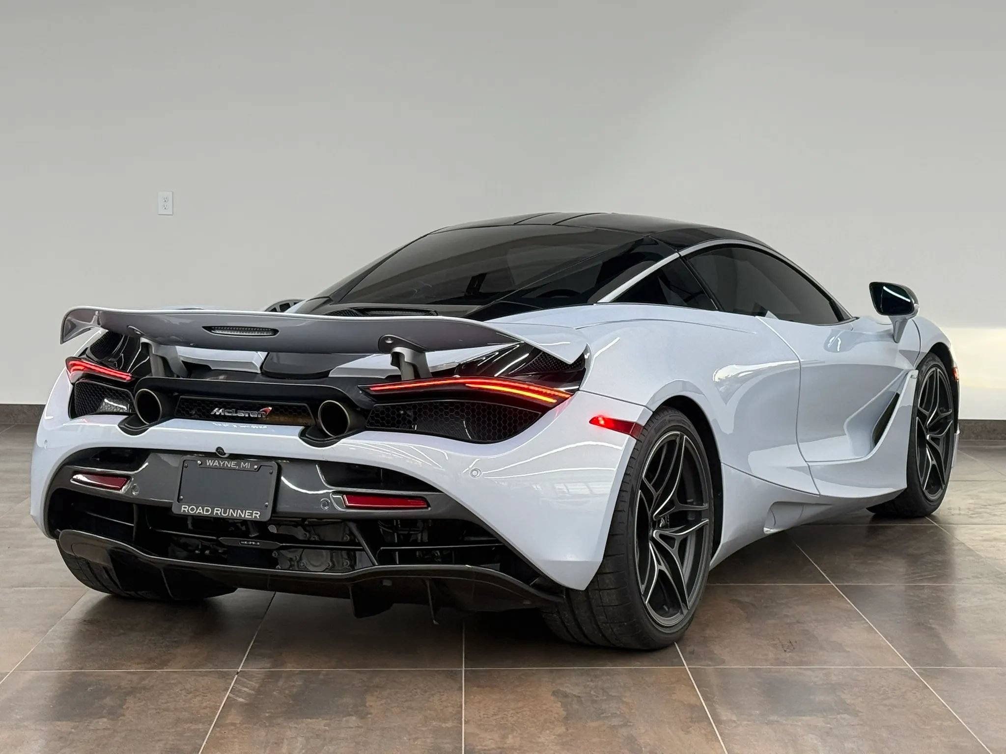 Used 2018 McLaren 720S RWD image 11