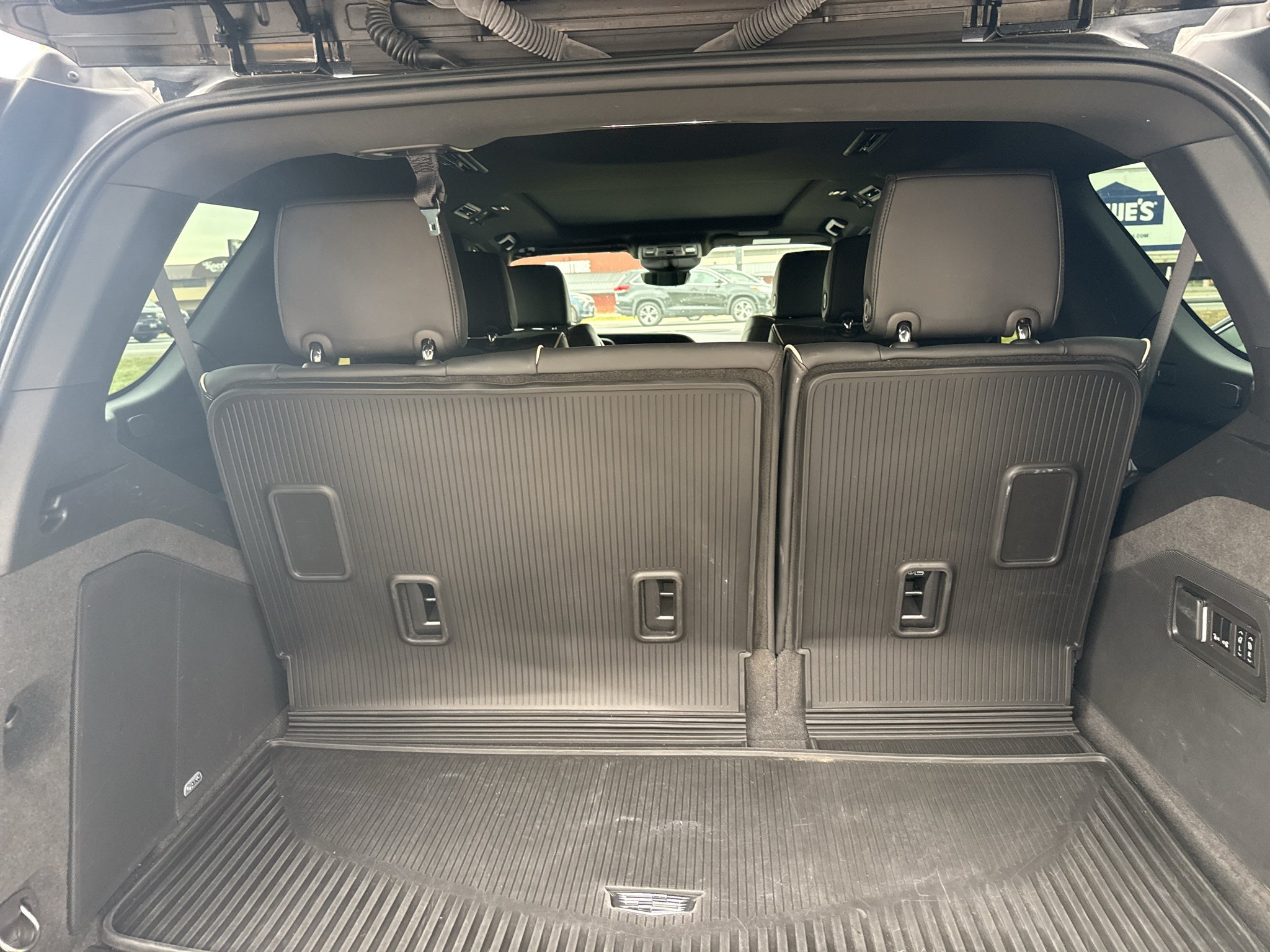 Used 2024 Cadillac Escalade Premium Luxury AWD/4WD image 8
