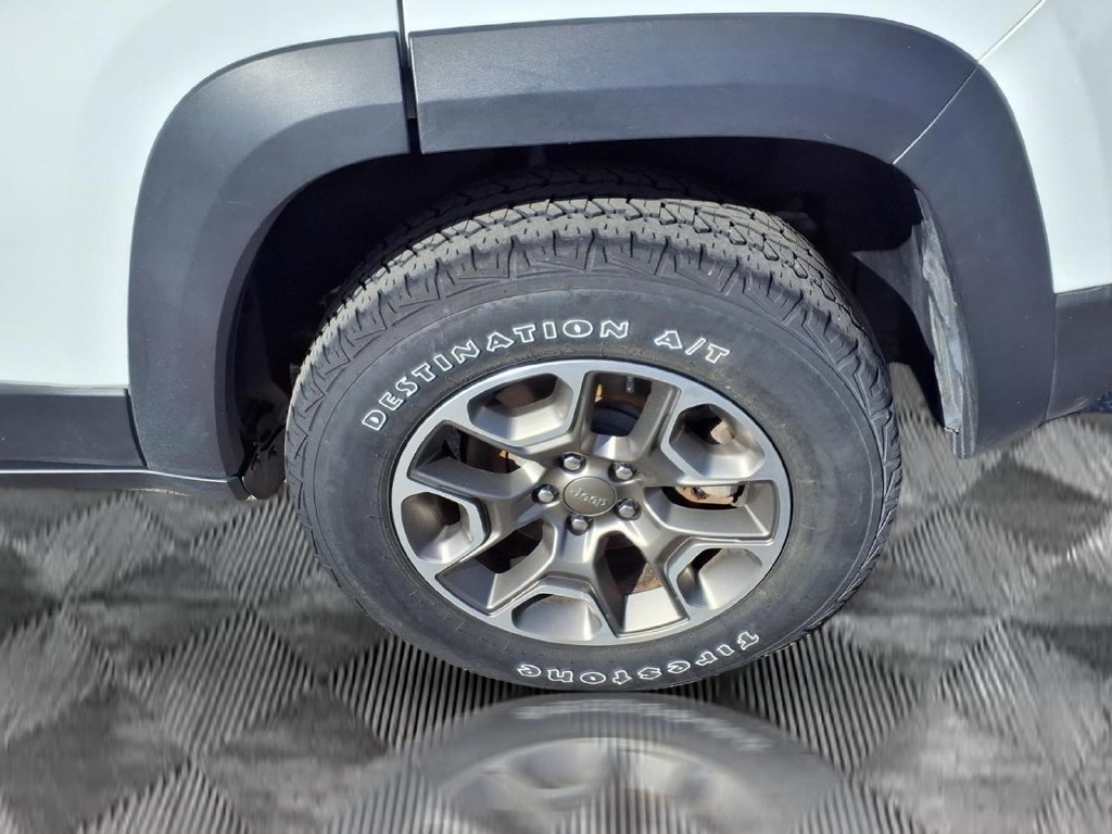Used 2021 Jeep Cherokee Trailhawk w/ Sun, Sound & Nav Group AWD/4WD image 25