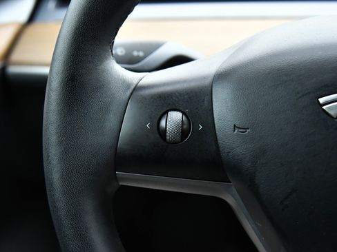 Used 2023 Tesla Model 3 Standard Range image 30