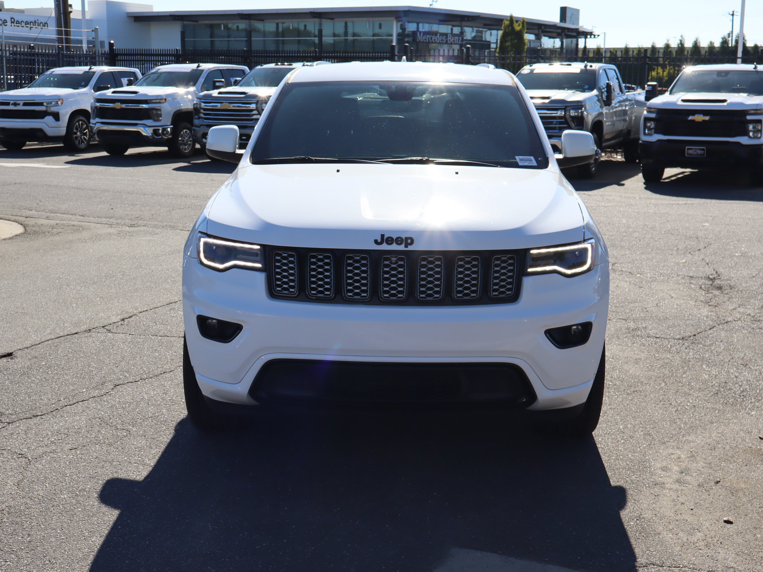 Used 2022 Jeep Grand Cherokee Laredo X AWD/4WD image 3