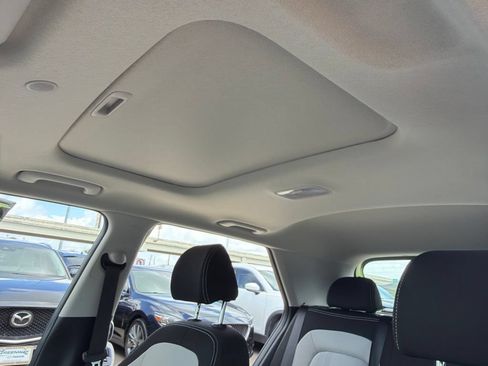 Used 2023 Hyundai Venue SEL FWD image 21