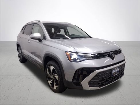 New 2025 Volkswagen Taos SE image 4