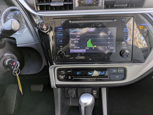 Used 2018 Toyota Corolla LE image 21