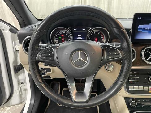 Used 2018 Mercedes-Benz GLA 250 4MATIC w/ Premium Package image 11